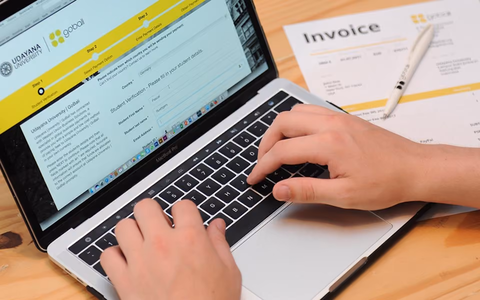 Online-Bewerbung in myUNUD für ein Semester auf Bali, daneben eine GoBali-Rechnung