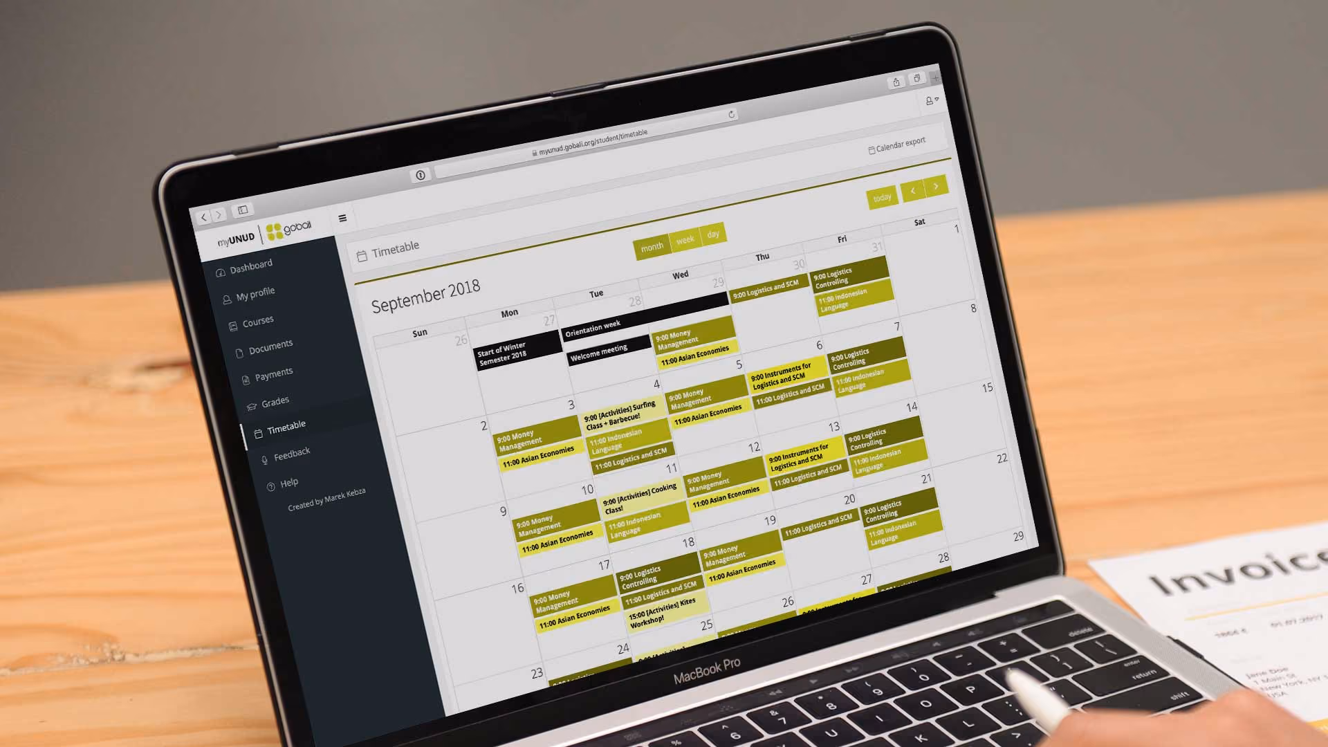 Semester-Stundenplan der Udayana Universität in myUNUD auf einem Laptop