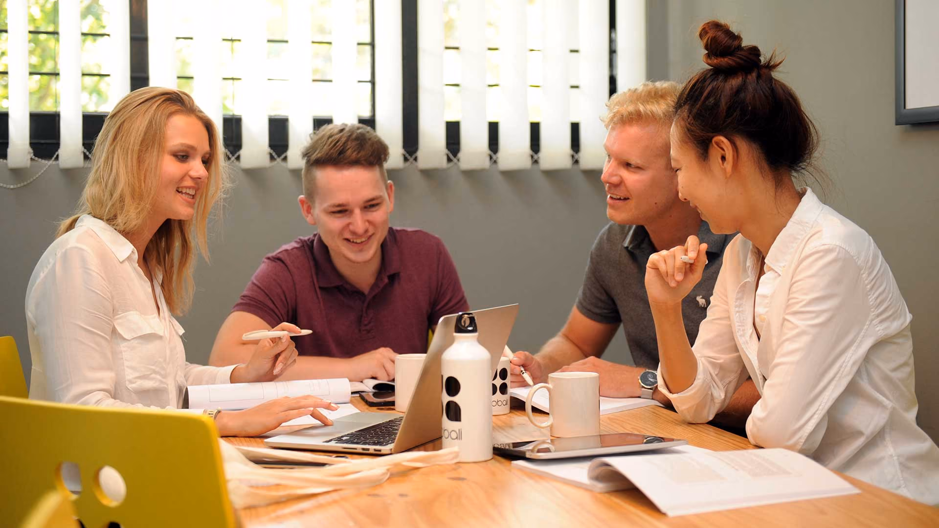 Bachelorstudierende bei der Gruppenarbeit in einem GoBali-Kurs an der Udayana Universität, Bali