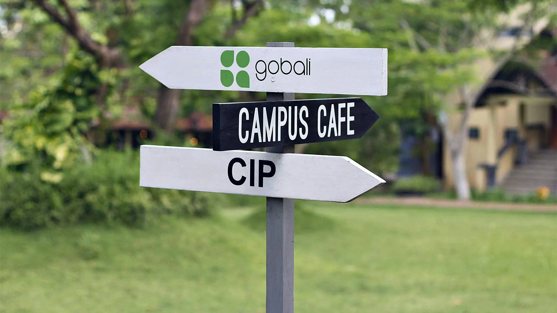 Skilt til GoBali-bygningen og campuscaféen på Udayana University