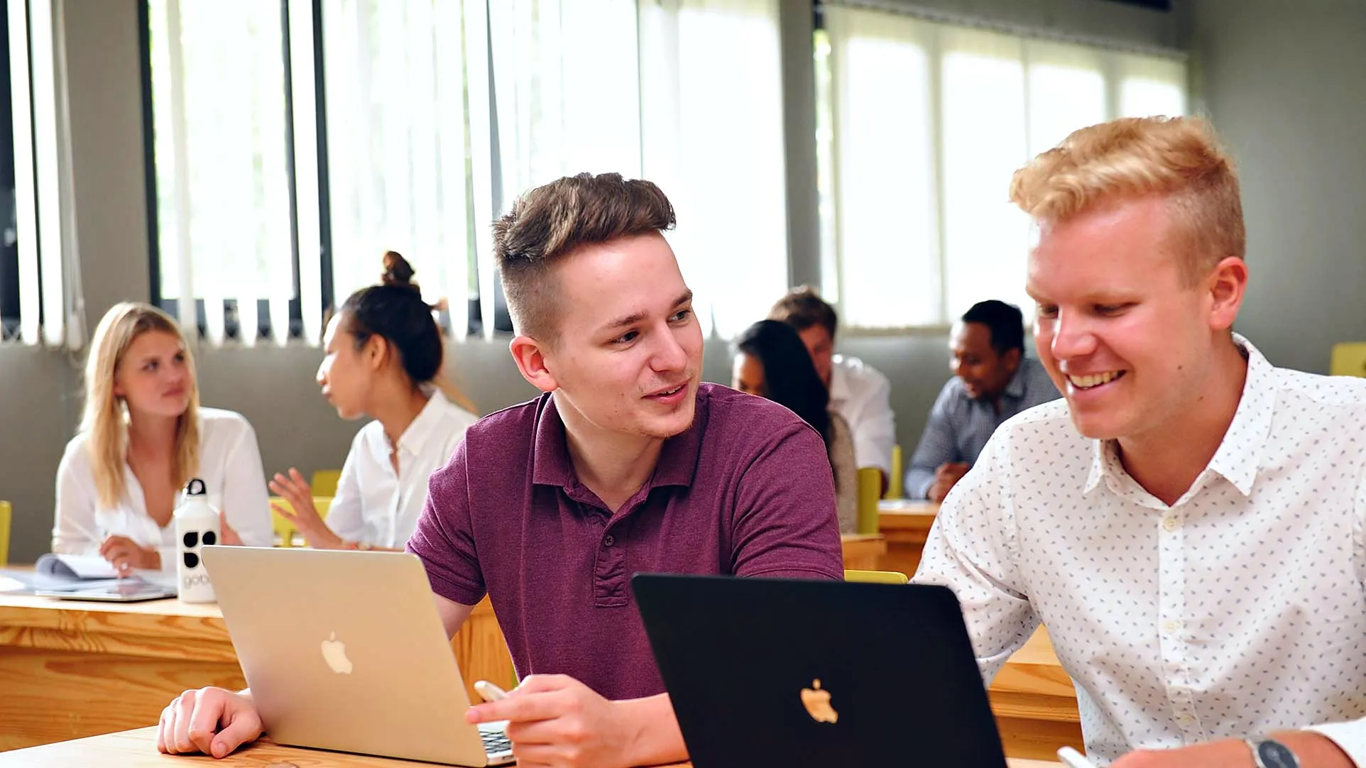 Studerende til undervisning i GoBali-bygningen på Udayana University