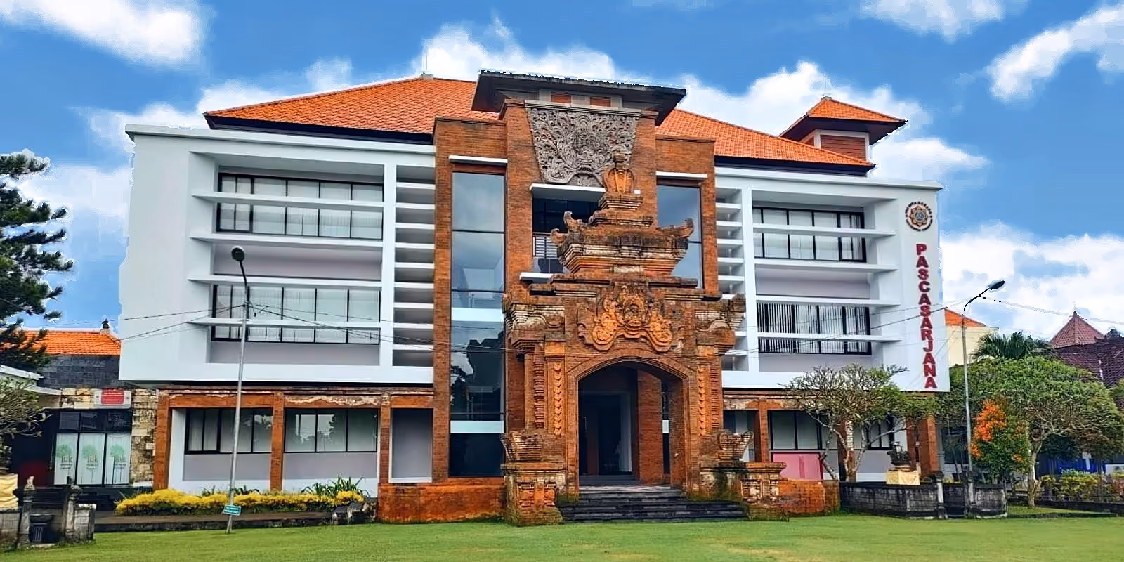 Gebäude der Ngurah Rai Universität mit balinesischem Tor, Denpasar, Bali